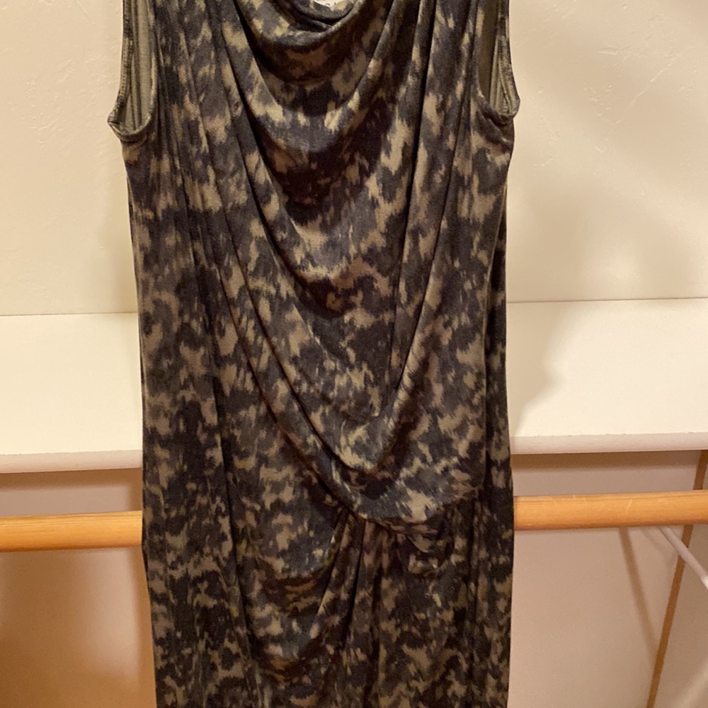Flattering, falls so nicely, multicolored sleeveless dress